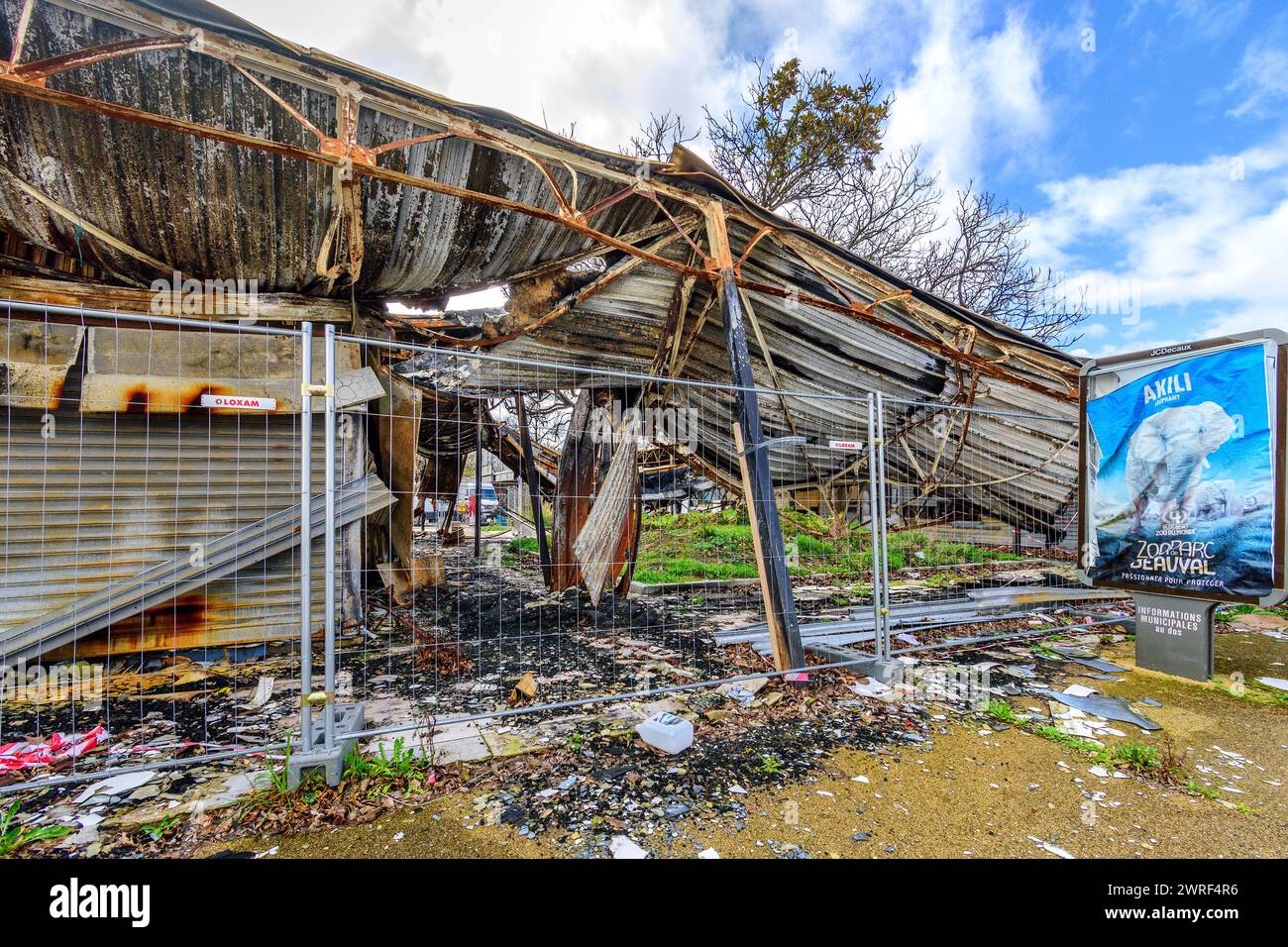 Restes incendiés de petits magasins et locaux commerciaux après un incendie criminel en 2023 - Châtellerault, Vienne (86), France. Banque D'Images