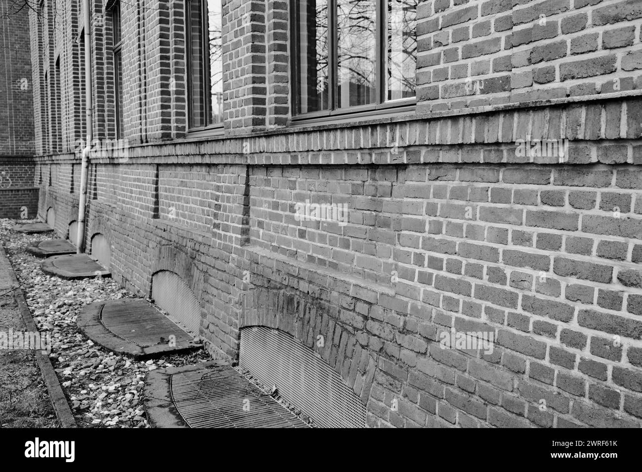 vieille fenêtre dans un mur de briques d'un vieux buiding industriel Banque D'Images