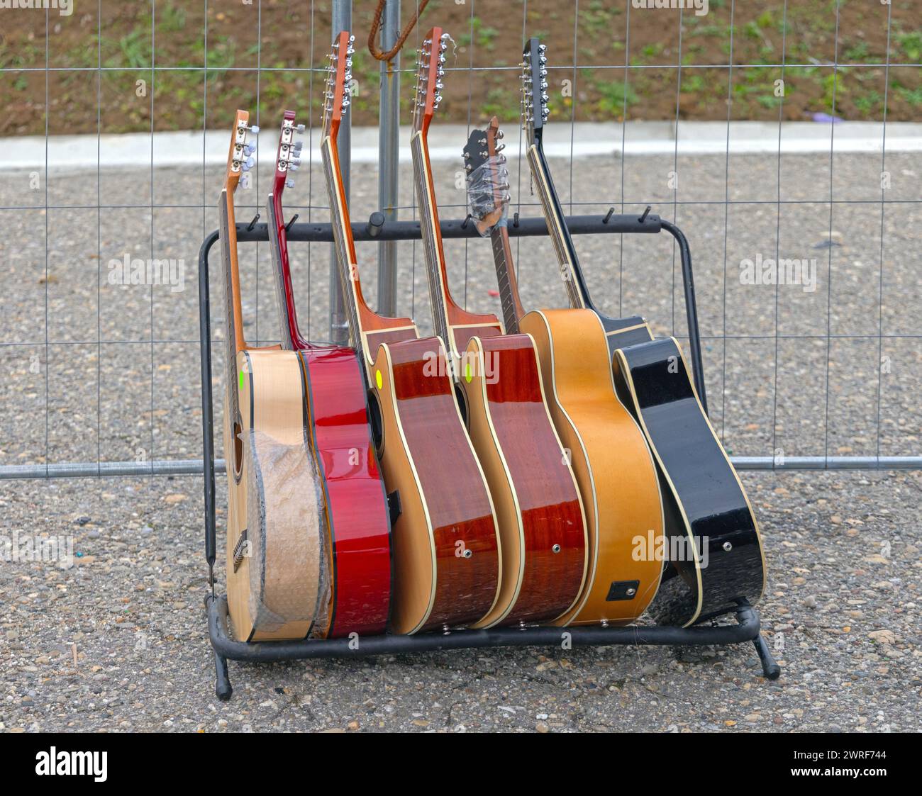 Nouveaux instruments de guitares acoustiques en Holder à vendre au marché de rue Banque D'Images