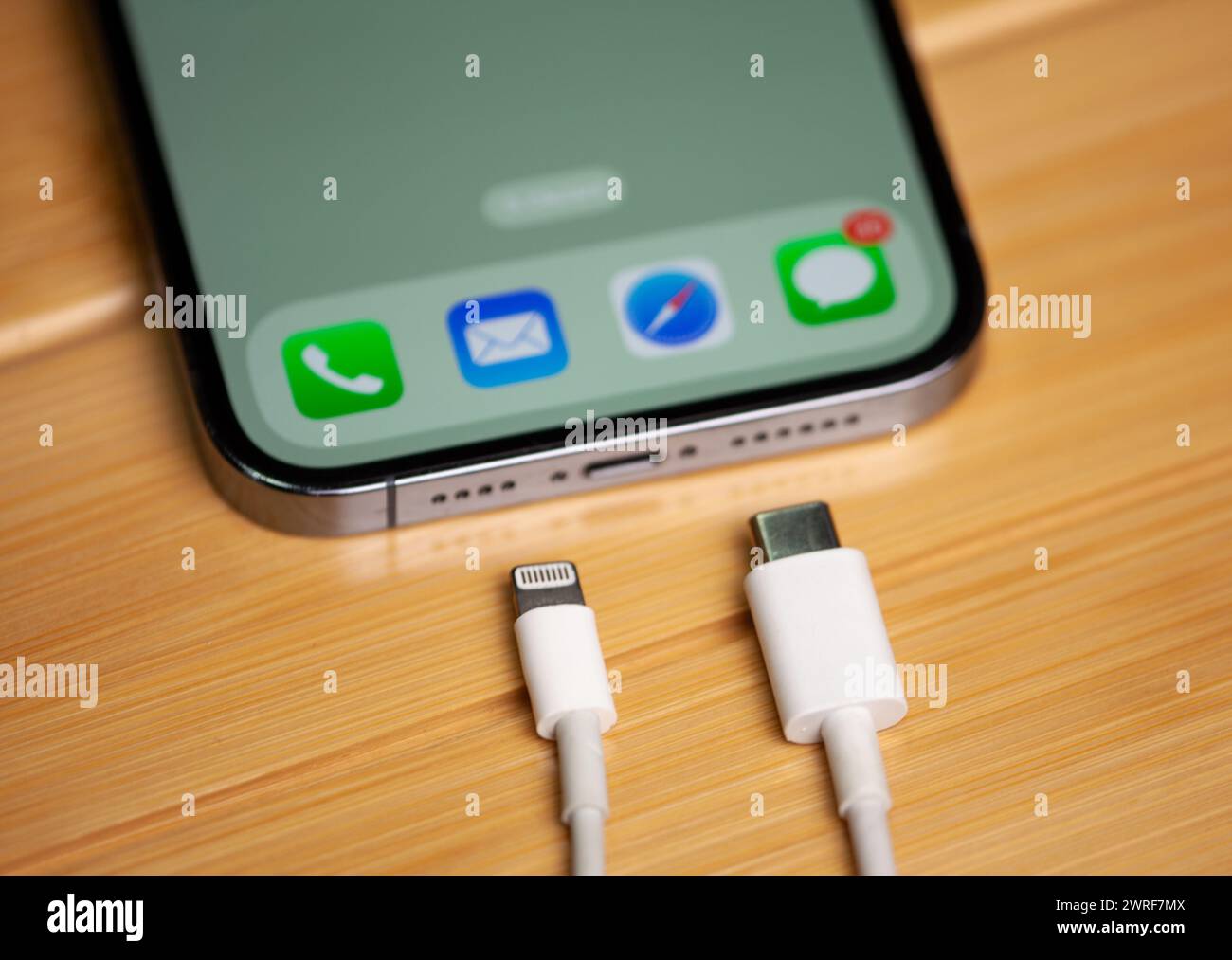 Le nouvel iPhone a un nouveau modèle de chargeur de type c, une nouvelle génération, un nouveau pas vers la virtualité. Moldavie, Hincesti, 2023 Banque D'Images