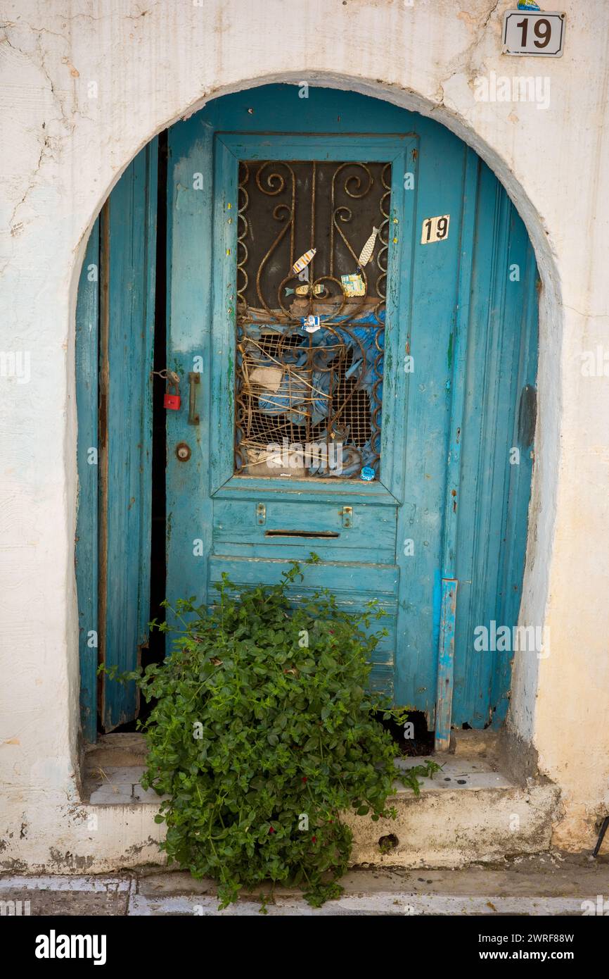 Les portes colorées et altérées sont une caractéristique commune dans la vieille ville de Réthymnon, en Crète Banque D'Images