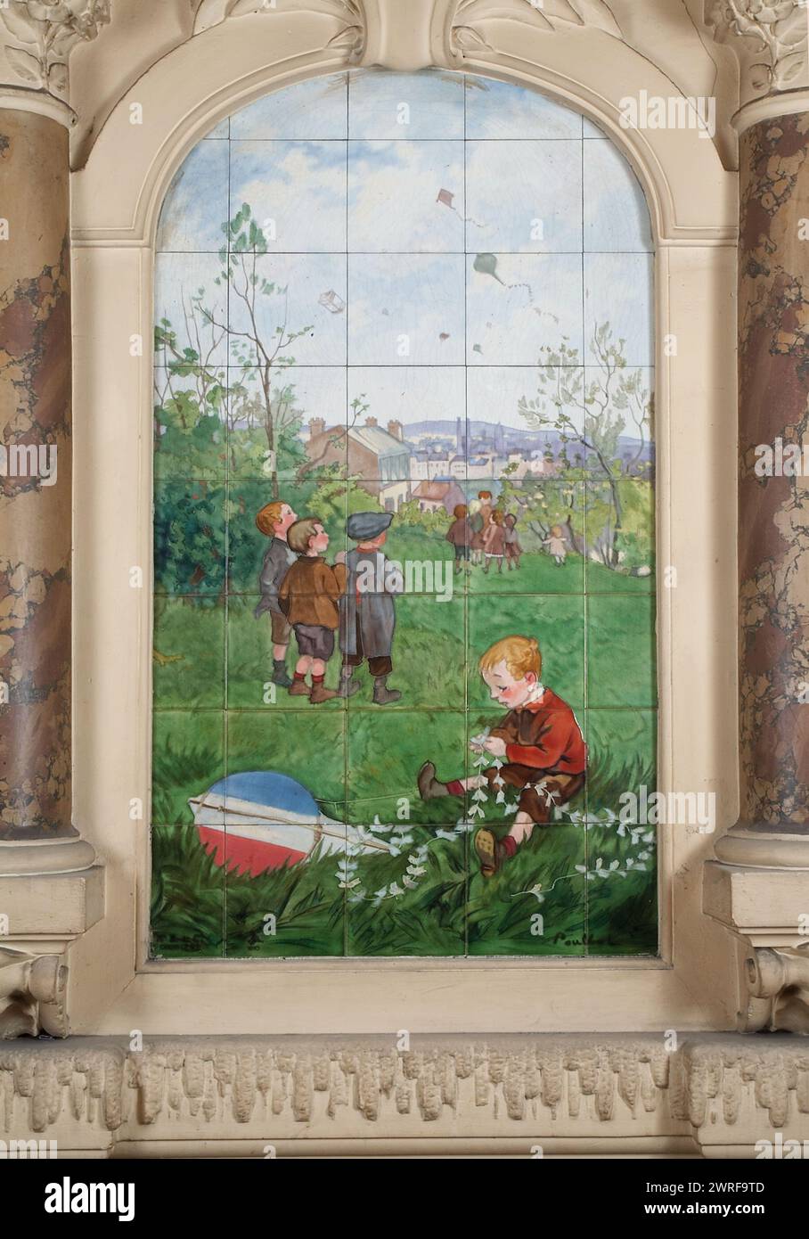 Francisque POULBOT (1879-1946) douze panneaux sur le thème des quatre saisons signés A. Arnoux, boulanger et Cie, Choisy-le-Roi ; daté de 1910. Au 43 bis rue Damrémont, Paris 75018 pour un ancien établissement de bains douches. Francisque POULBOT(1879–1946) douze panneaux sur le thème des quatre saisons produites A. Arnoux, boulanger et Cie, Choisy-le-Roi ; datés 1910. Au 43 bis rue Damrémont, Paris XVIIIe, pour un ancien établissement de bains-douches. Banque D'Images