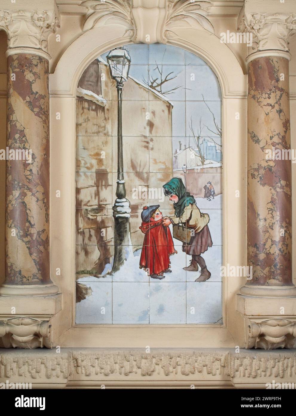 Francisque POULBOT (1879-1946) douze panneaux sur le thème des quatre saisons signés A. Arnoux, boulanger et Cie, Choisy-le-Roi ; daté de 1910. Au 43 bis rue Damrémont, Paris 75018 pour un ancien établissement de bains douches. Francisque POULBOT(1879–1946) douze panneaux sur le thème des quatre saisons produites A. Arnoux, boulanger et Cie, Choisy-le-Roi ; datés 1910. Au 43 bis rue Damrémont, Paris XVIIIe, pour un ancien établissement de bains-douches. Banque D'Images