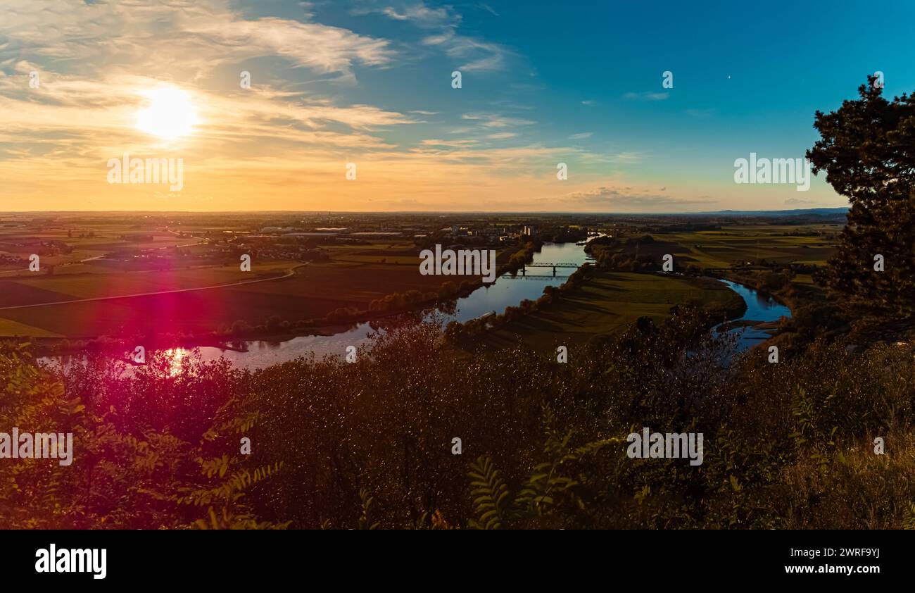 Coucher de soleil d'été avec des reflets au Mont Bogenberg, Bogen, Danube, Straubing-Bogen, Bavière, Allemagne Bogenberg BA 001-Pano Banque D'Images