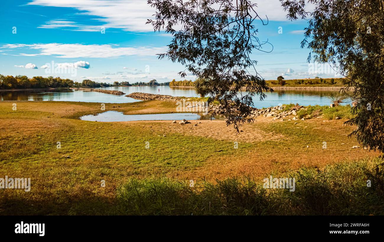 Automne ou vue d'été indien avec des reflets près de Mettenufer, Deggendorf, Bavière, Allemagne Mettenufer az 020 Banque D'Images