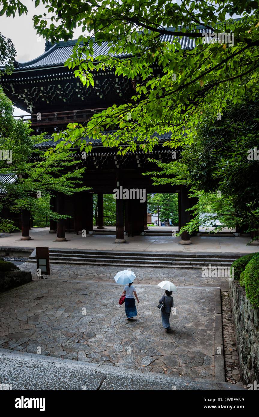 Deux femmes se protègent des intempéries au temple Chionin, Kyoto, Japon. Banque D'Images