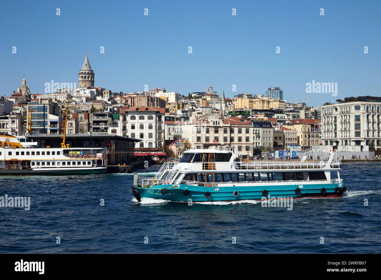 Ferry de passagers, port d'Eminonu, Istanbul, Turquie, Europe Banque D'Images