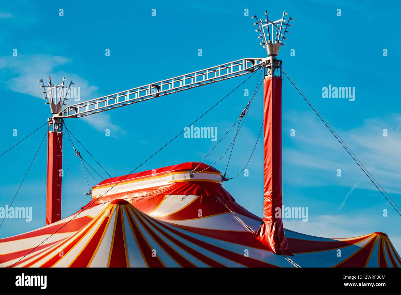 Automne ou vue d'été indienne avec une tente de cirque rouge et blanc près de Wallerfing, Deggendorf, Bavière, Allemagne Wallerfing ay 003 Banque D'Images