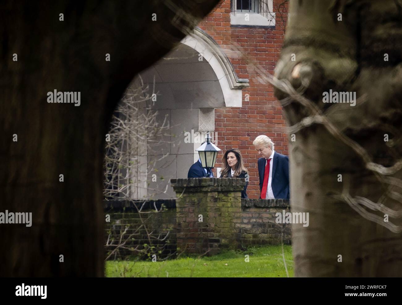 HILVERSUM - Dilan Yesilgoz (VVD) et Geert Wilders (PVV) sont en discussion lors d'une réunion de formation au domaine de défense de Zwaluwenberg. L'informatrice Kim Putters s'entretiendra avec les chefs de parti du PVV, du VVD, du NSC et du BBB sur le domaine pendant deux jours. ANP SEM VAN DER WAL netherlands Out - belgique Out Banque D'Images