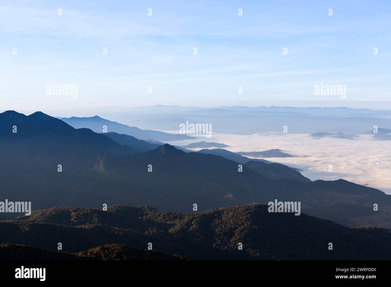 Mer de brume et nuages vue de la plus haute montagne de Thaïlande. Parc national de Doi Inthanon. Paysage étonnant du nord de la Thaïlande. Banque D'Images
