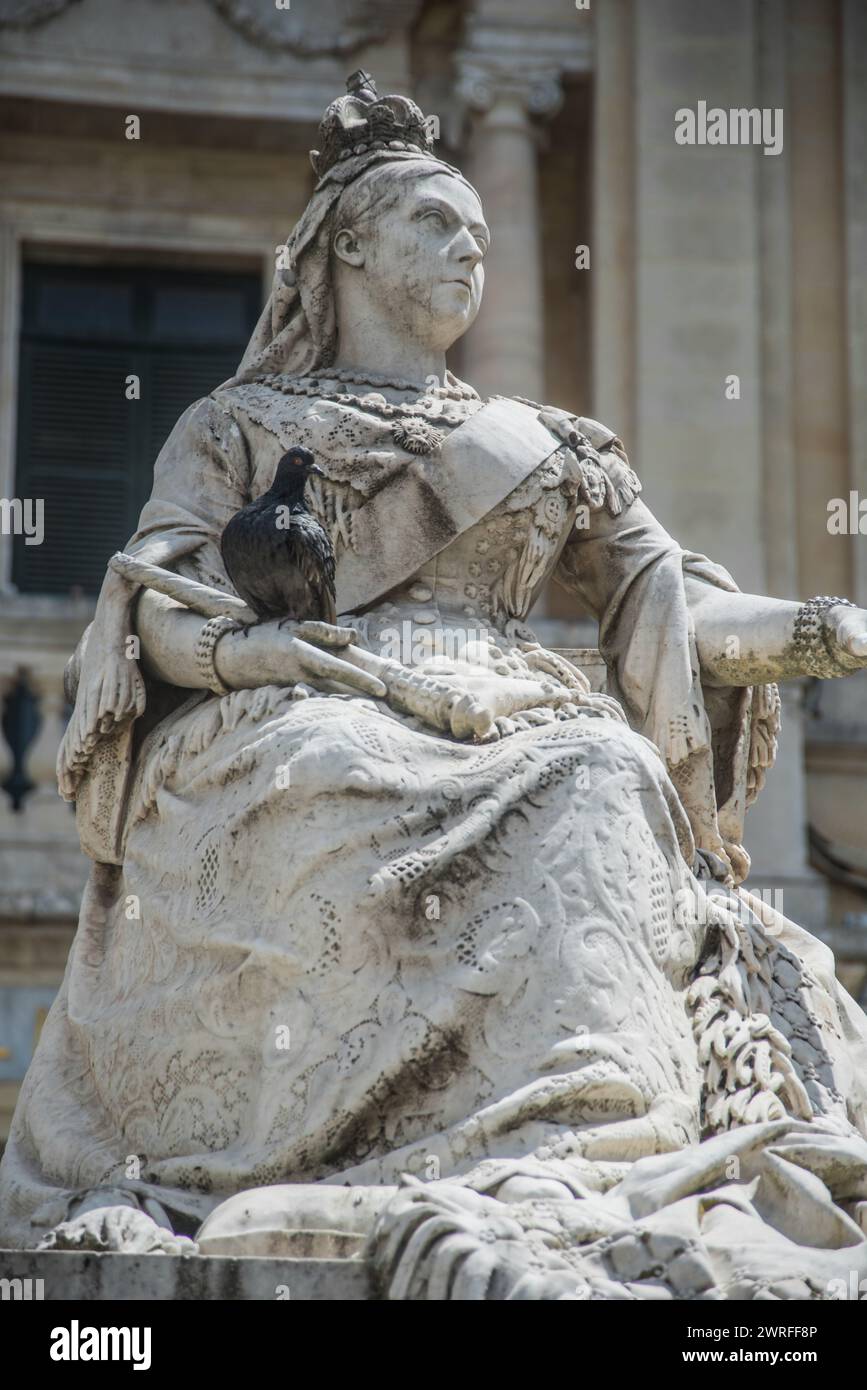 Une statue en marbre de la reine Victoria par l'artiste sicilien Giuseppe Valen qui se tient devant la Bibliothèque nationale de Malte sur la place de la République, Val Banque D'Images
