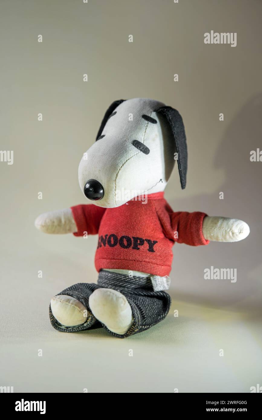 Jouet vintage 1966 Peanuts Snoopy doux avec un pull rouge et un pantalon en denim bleu Banque D'Images