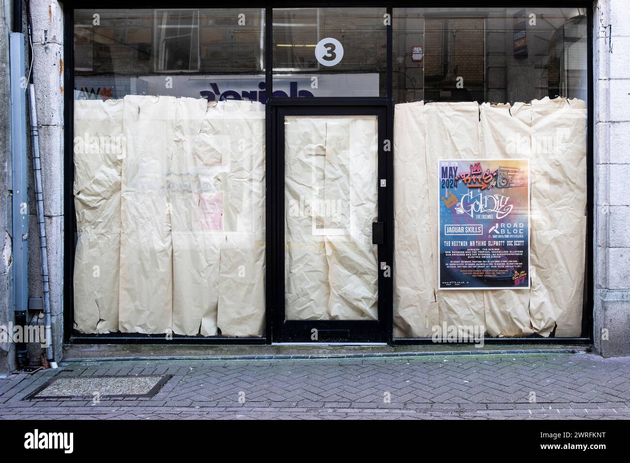 Un magasin fermé dans le centre-ville de Newquay en Cornouailles au Royaume-Uni. Banque D'Images