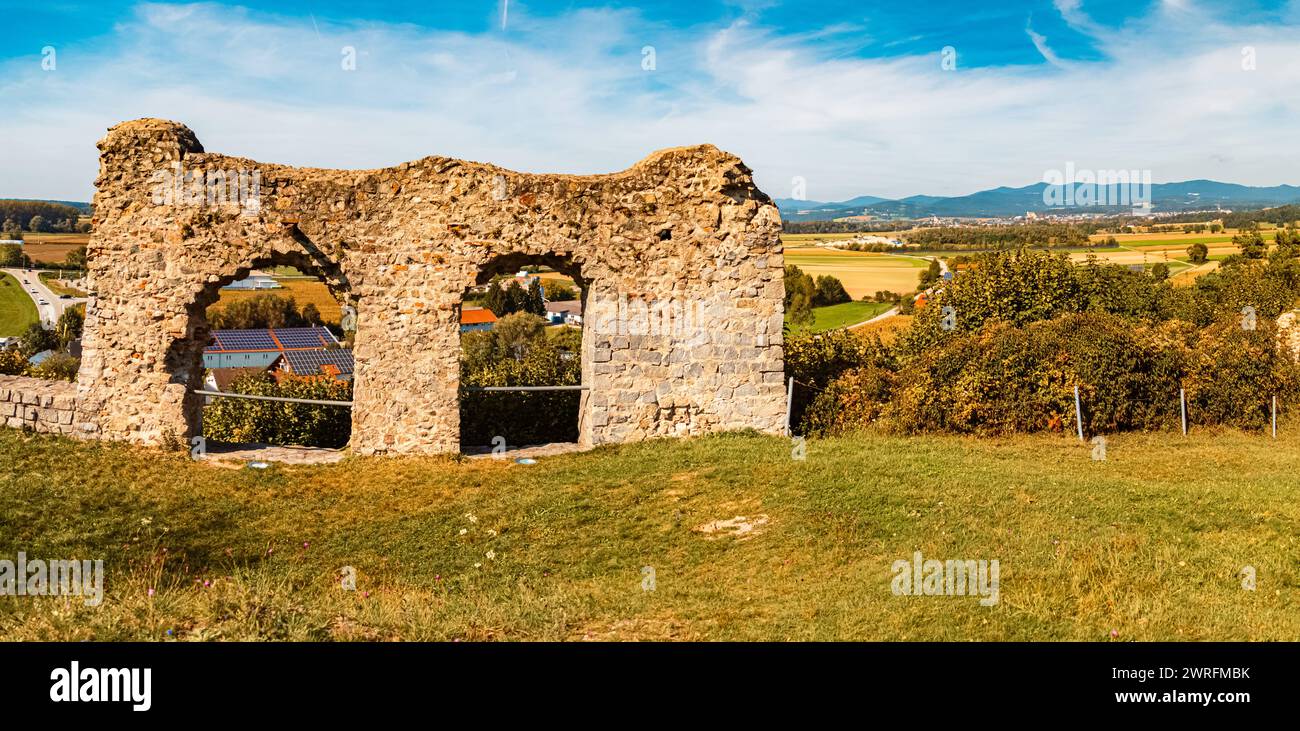 Panorama d'automne ou d'été indien cousu haute résolution avec ruines de château anciens près de Winzer, Danube, Deggendorf, Bavière, Allemagne Winzer AX 029-Pa Banque D'Images
