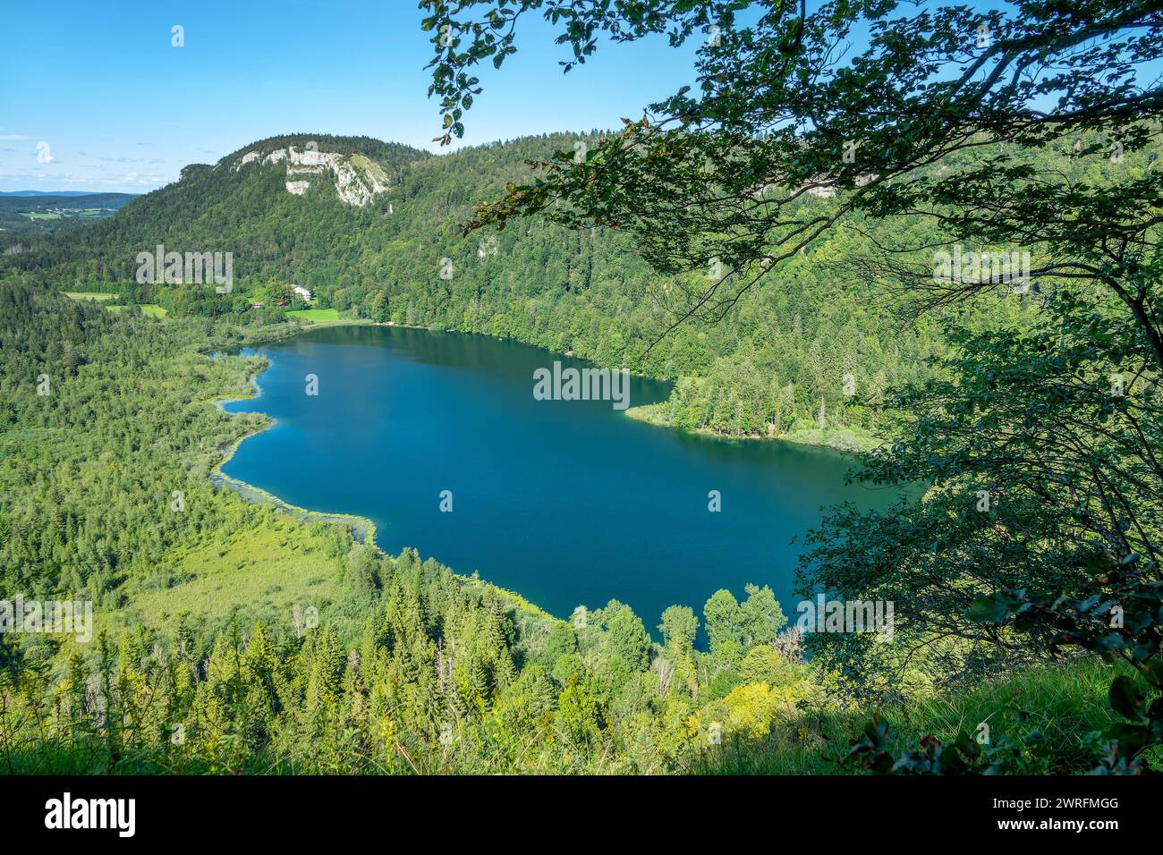 Vue aérienne du pittoresque lac Bonlieu, paysage dans le Jura, France Banque D'Images