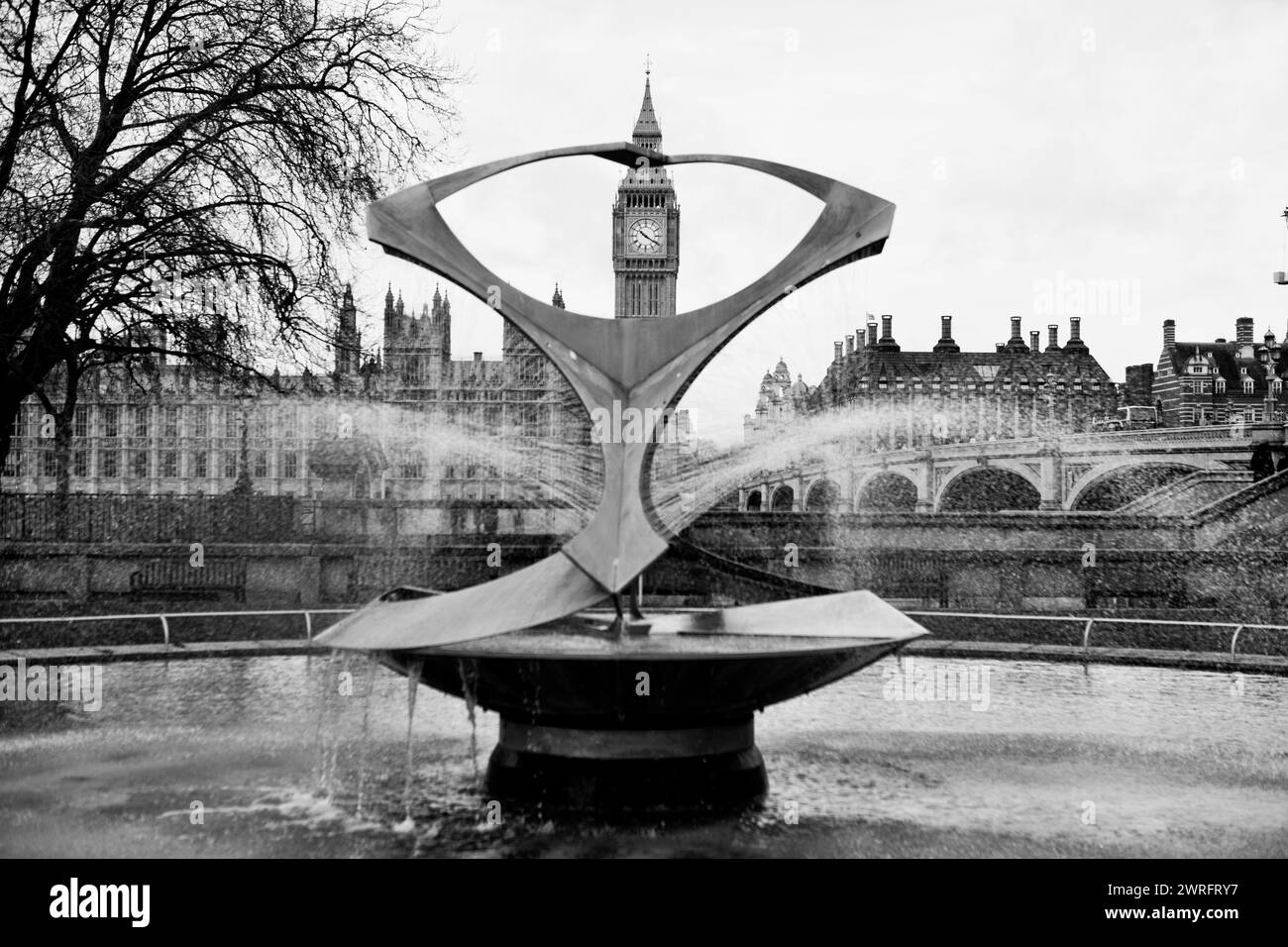 Londres, Big Ben à travers la fontaine Banque D'Images