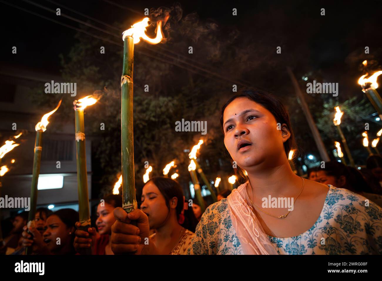 Les membres de l'Union des étudiants de l'Assam (AASU) prennent part à un rassemblement flamboyant et crient des slogans pour protester contre la mise en œuvre de la loi modifiant la loi sur la citoyenneté (CAA), le 12 mars 2024 à Guwahati, Assam, Inde. La loi portant modification de la citoyenneté (CAA), adoptée par le Parlement indien en 2019, accorde en effet une citoyenneté accélérée à certaines minorités religieuses d'Afghanistan, du Bangladesh et du Pakistan arrivées en Inde le 31 décembre 2014 ou avant cette date. Ces minorités religieuses comprennent les hindous, les sikhs, les bouddhistes, les jaïns, les parsis, et chrétiens. Crédit : David Talukdar/Alamy Live News Banque D'Images