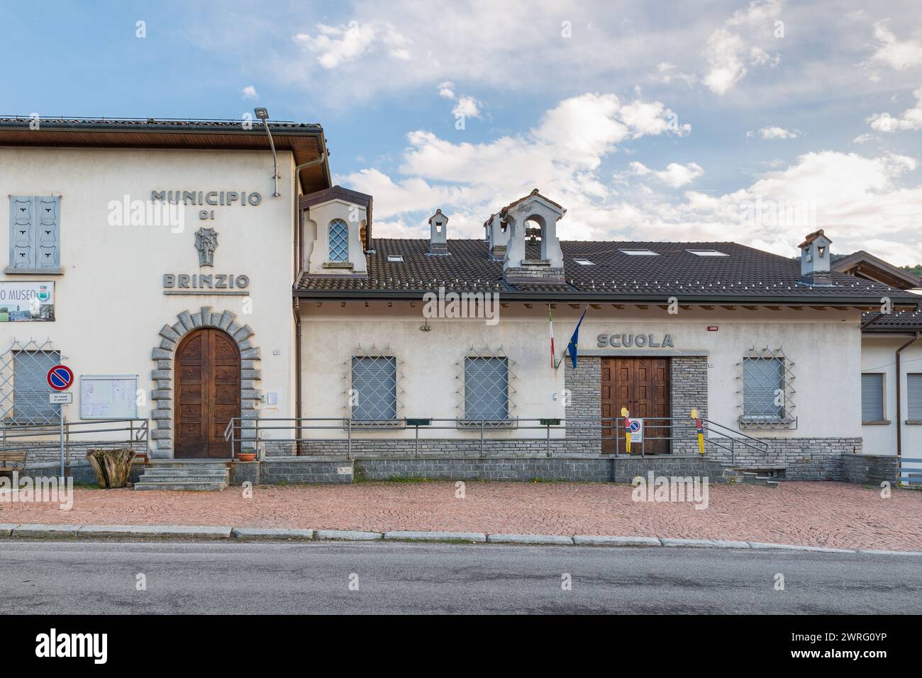 Palais municipal avec l'école à côté, comme écrit, dans le village de Brinzio, en Italie, dans la zone protégée du parc régional Campo dei Fiori Banque D'Images