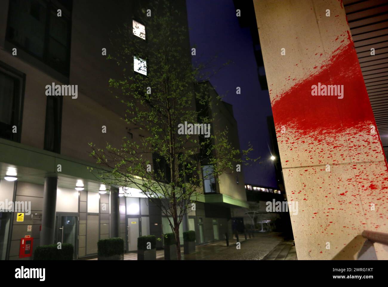 Une éclaboussure de peinture rouge orne le mur à l'extérieur des bureaux de la sécurité de la Défense aérospatiale après avoir été pris pour cible par des activistes de Palestine action. Palestine action continue de cibler les entreprises partenaires de la société de défense israélienne Elbit Systems dans le but de les isoler et de rendre les affaires impossibles. Cette tactique a contraint quatre entreprises à cesser de travailler avec Elbit Systems. Aerospace Defence Security Group est responsable du salon « sécurité et police » à Farnborough, qui accueillera des représentants de la société israélienne d’armement Elbit Systems. (Photo Martin Pope/SOPA images/SIPA USA) Banque D'Images