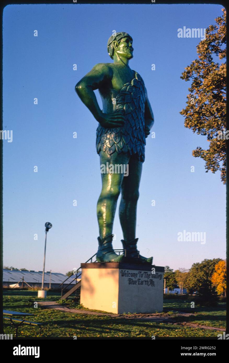 Statue géante verte, vue d'angle tôt le matin, route 169 . Photographie vintage Americana. Attractions en bord de route. Blue Earth, Minnesota. USA 1970s. Banque D'Images