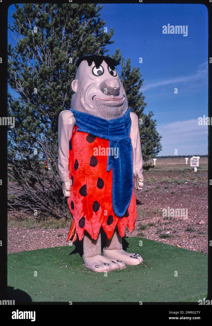 Statue géante de Fred Flintstone, Flintstone's Bedrock City, RTS. 64 et 180. Photographie vintage Americana. Attractions en bord de route. Valle, Arizona. USA 1987 Banque D'Images