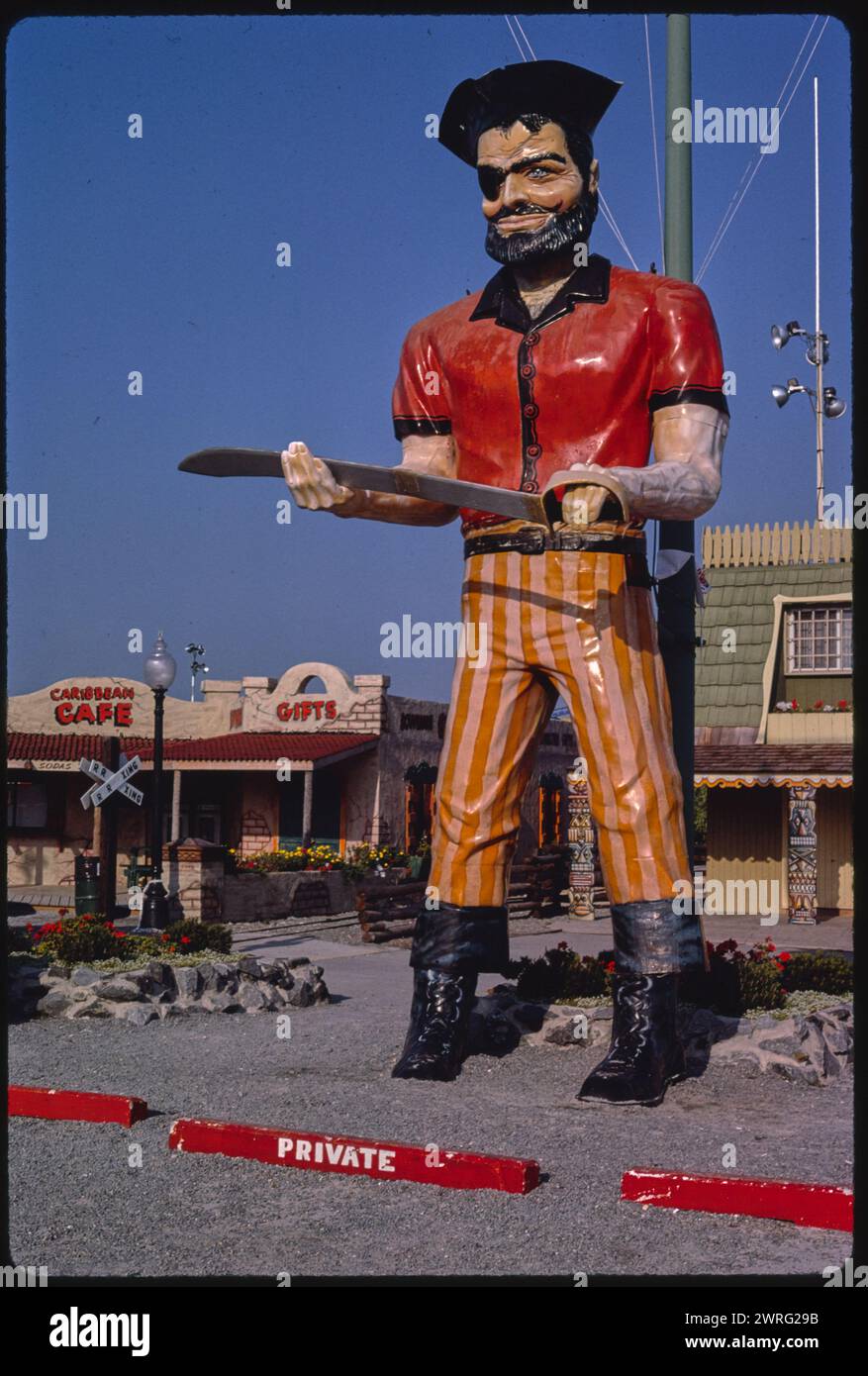 Statue géante de Jolly Roger, Vintage Americana Photography. Attractions en bord de route. Ocean City, Maryland. USA 1980s. Banque D'Images