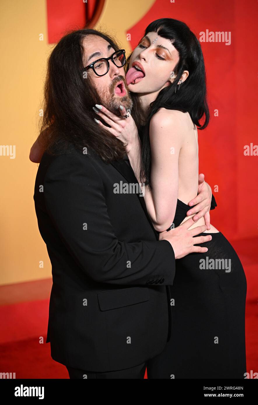 Los Angeles, États-Unis. 10 mars 2024. Sean Lennon et Charlotte Kemp Muhl arrivant à la Vanity Fair Oscar Party, Wallis Annenberg Center for the Perfo Banque D'Images