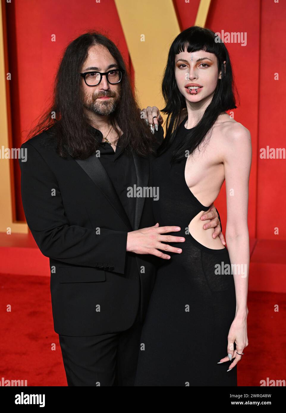 Los Angeles, États-Unis. 10 mars 2024. Sean Lennon et Charlotte Kemp Muhl arrivant à la Vanity Fair Oscar Party, Wallis Annenberg Center for the Perfo Banque D'Images