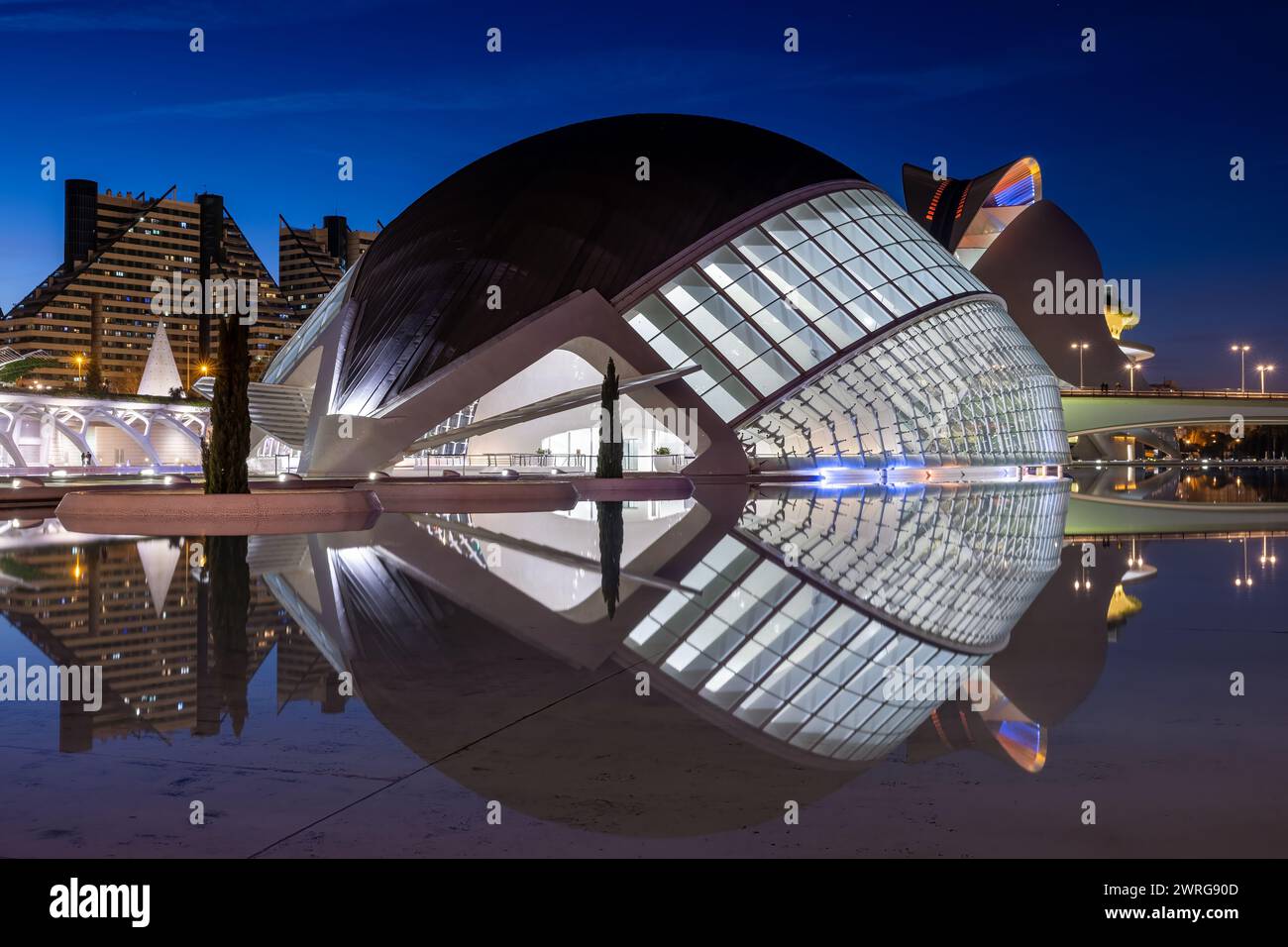 Vue panoramique de nuit à Hemisferic et Palau de les Arts de la Cité des Arts et des Sciences à Valence, Espagne Banque D'Images