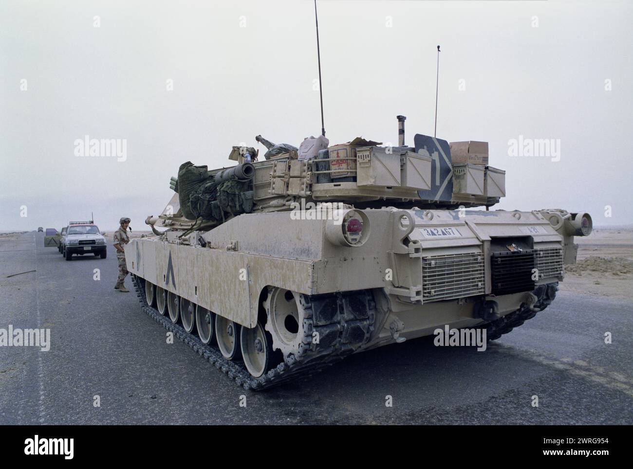 23 mars 1991 Un char M1A1 Abrams de l'armée américaine stationné sur une route dans le nord du Koweït. Banque D'Images