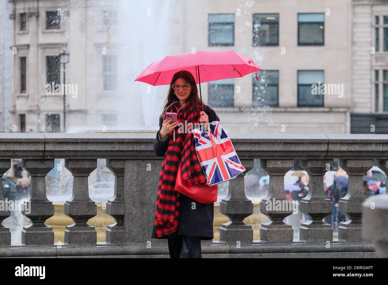 Londres, Royaume-Uni, 12 mars 2024. Pluie persistante dans le centre de Londres comme températures plus douces - mais un modèle instable est prévu au cours des prochains jours. Crédit : onzième heure photographie/Alamy Live News Banque D'Images