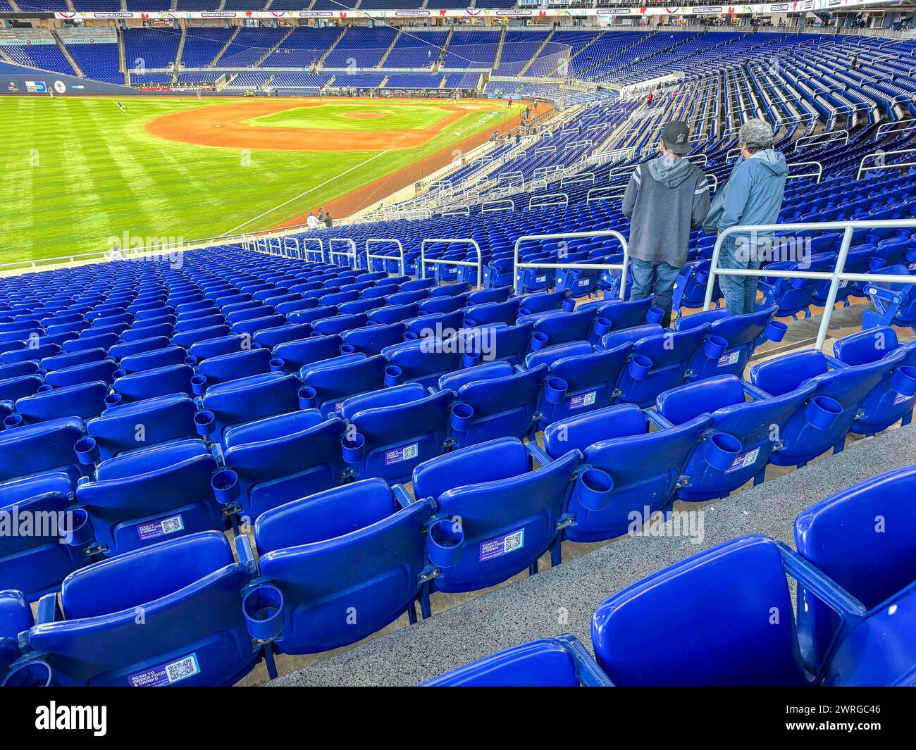 Vue générale des gradins, ou gradins, et des sièges bleus depuis les jardins du loanDepot Park ou Marlins Park Stadium, stade des Caribbean Series et de l'équipe MLB Major League Baseball à Miami Florida, États-Unis février 2024. Miami Marlins, Florida Marlins. (© photo by Luis Gutierrez/Norte photo) Vista general gradas, o graderio y butacas de color azul desde los jardines del estadio loanDepot Park o Marlins Park, sede la Serie del Caribe y de equipo de Las grandes Ligas del Beisbol MLB en Miami Florida, Estados Unidos febrero 2024. Miami Marlins, Marlins de Florida. (© photo Banque D'Images