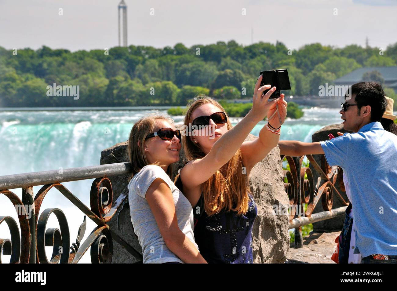 Les visiteurs des chutes du Niagara prennent des selfies du côté canadien. Banque D'Images
