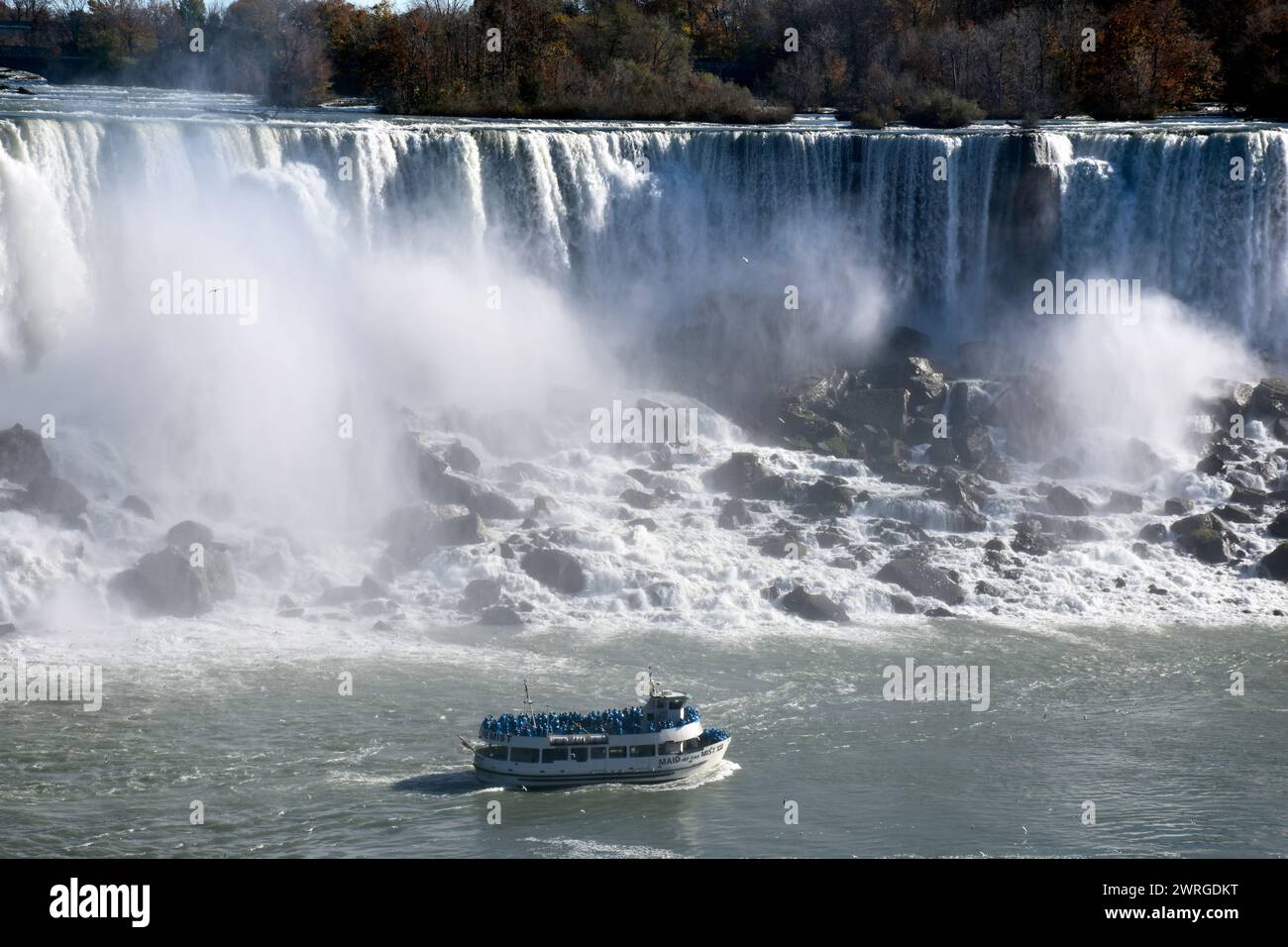 2 novembre 2015 - Niagara Falls, New York, États-Unis : vue des chutes américaines et de l'emblématique Maid of the Mist, photographiée du côté canadien. Banque D'Images