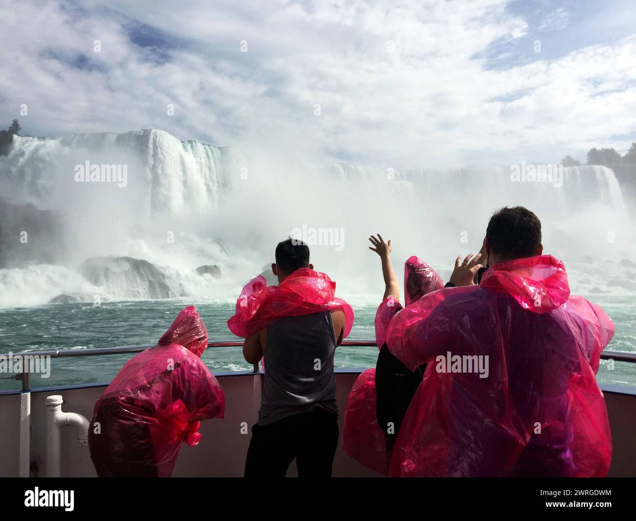 Les visiteurs des chutes du Niagara apprécient une promenade en bateau sur le Lower Niagara. Bridal Veil Falls en arrière-plan. Banque D'Images