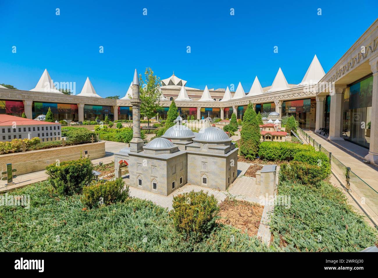 Konya, Turquie - août 5,2023 : dans le musée Konya Panorama, il y a des répliques à échelle réduite de mosquées turques bien connues, vues depuis une antenne Banque D'Images