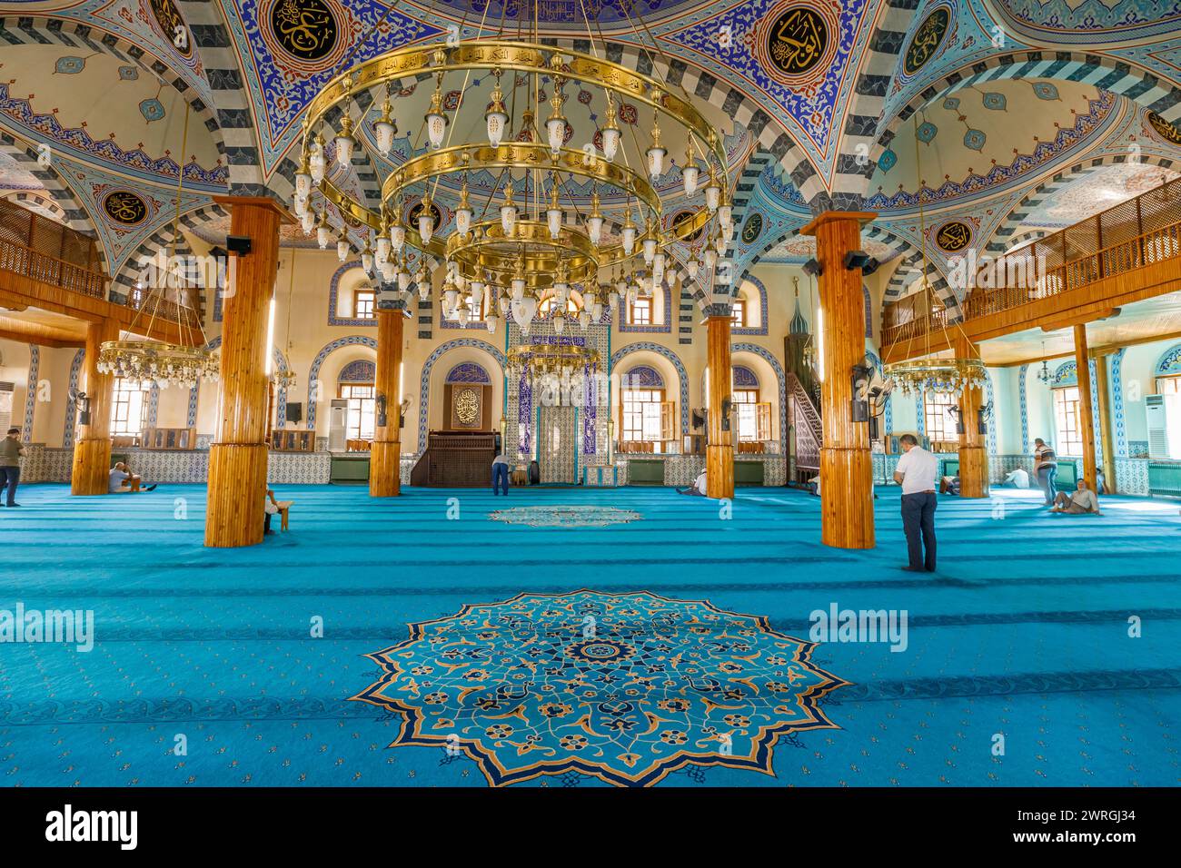Konya, Turquie - août 5,2023 : intérieur de la mosquée Kapu Camii, située à Konya, Turquie. Cette mosquée est réputée pour son architecture seldjoukide distinctive Banque D'Images