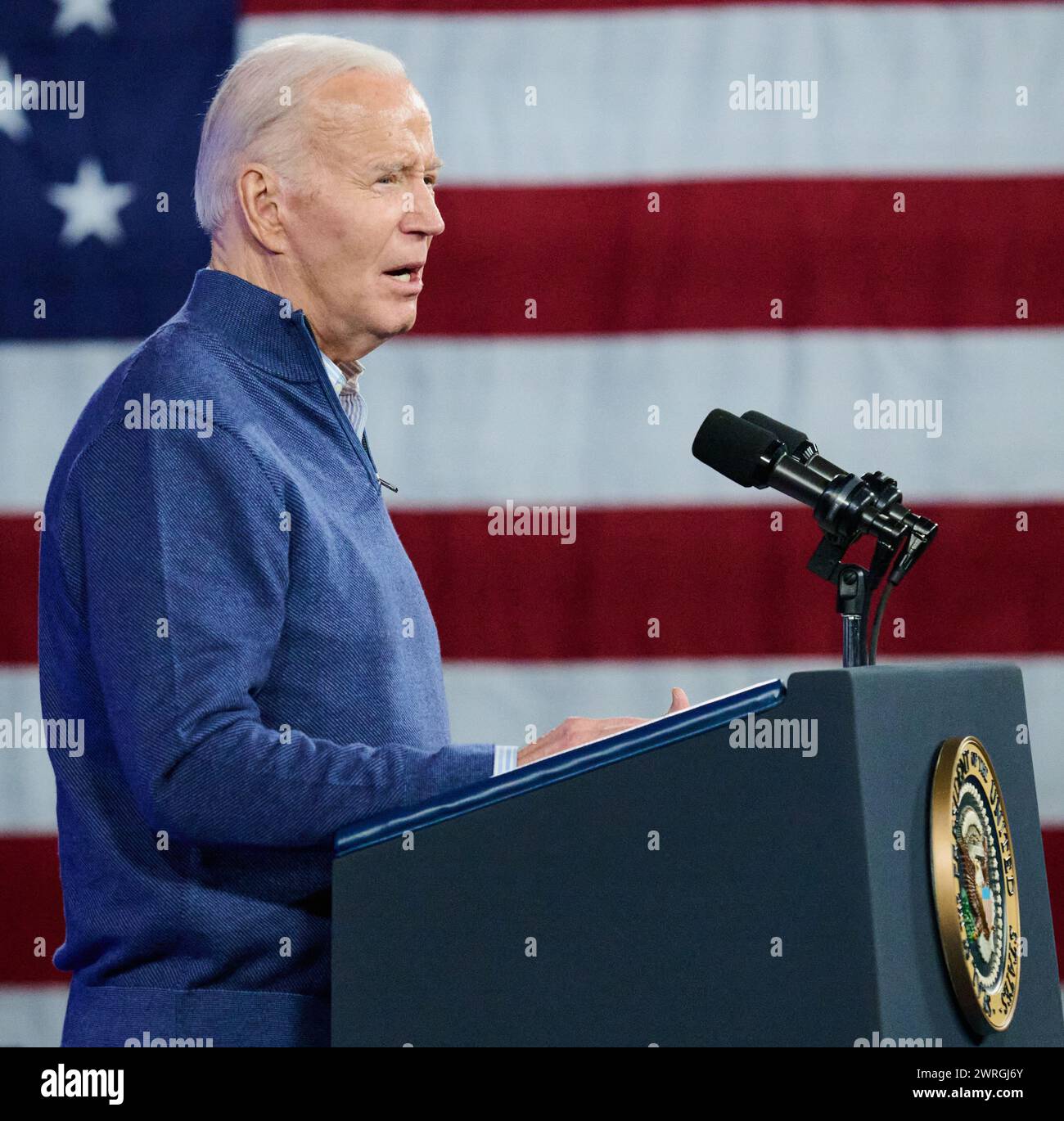 Wallingford, PA, États-Unis - 08 MARS 2024 - le président Joe Biden prononce un discours lors d'un événement de campagne à la Strath Haven Middle School. Banque D'Images