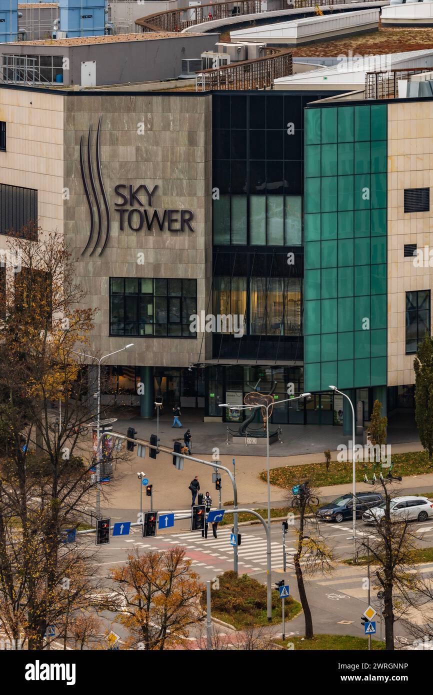 Wroclaw, Pologne - 12 novembre 2023 : façade de l'entrée du centre commercial Sky Tower à l'intérieur du plus haut gratte-ciel de la ville de Wroclaw à côté de l'intersectio Banque D'Images