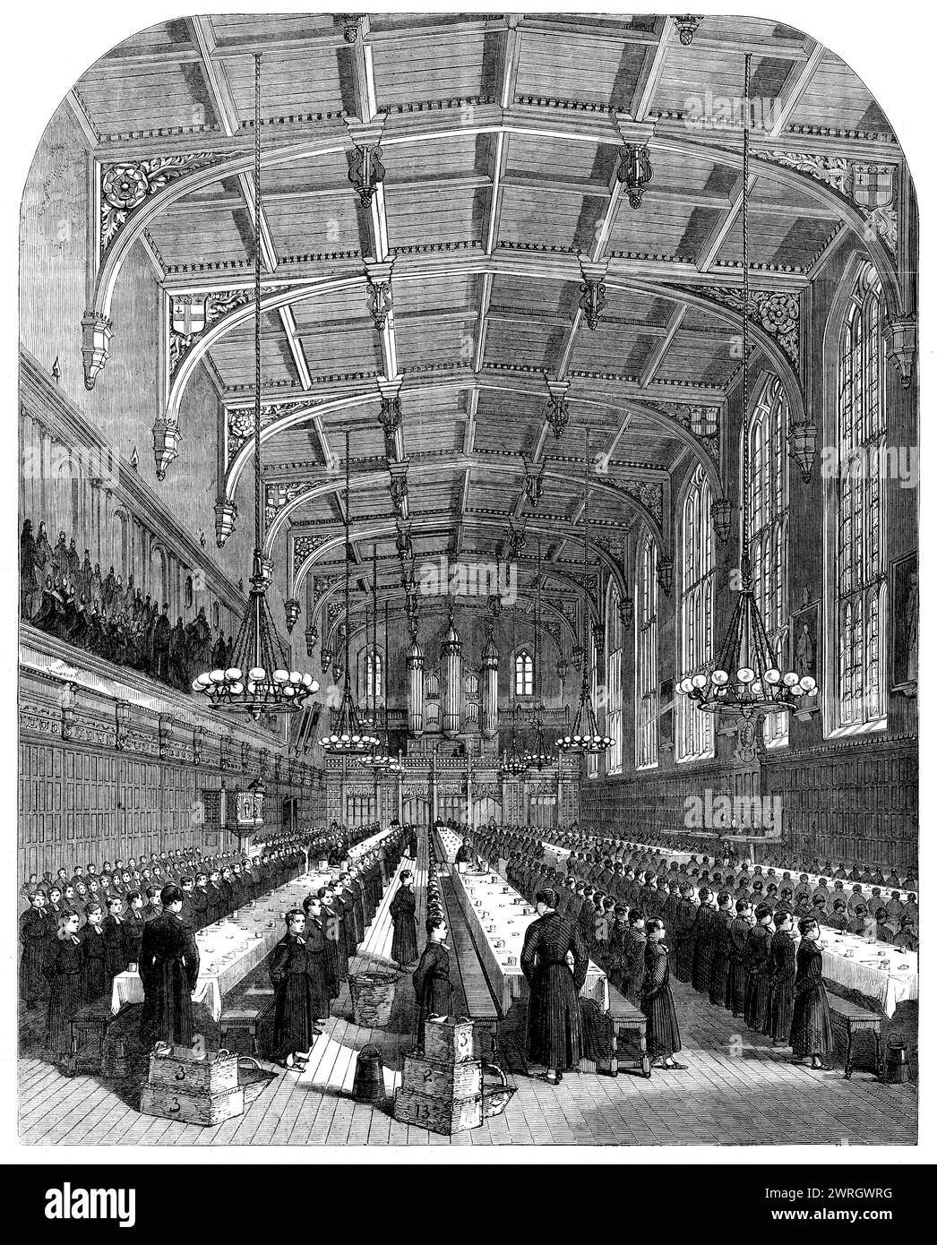 The Great Schools of England : The Dining-hall at Christ's Hospital...chanter un hymne, 1862. Fondé au XVIe siècle, Christ's Hospital est l'un des plus anciens pensionnats d'Angleterre. Il a été créé à l'origine comme une école caritative pour éduquer les enfants pauvres de Londres, et est inhabituel parmi les écoles indépendantes britanniques en ce sens que la majorité des étudiants reçoivent des bourses. Les frais sont payés sur la base de conditions de ressources. Tiré de "Illustrated London News", 1862. Banque D'Images