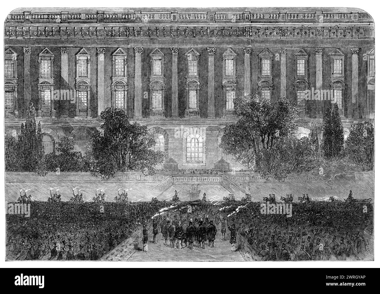 Visite du Prince et de la Princesse de Galles en Suède : procession aux flambeaux au Palais Royal de Stockholm - d'après un croquis de notre artiste spécial, 1864. Le futur roi Édouard VII et la reine Alexandra en Scandinavie. «... alors que les membres de la famille royale prenaient place dans [les calèches], des pieds courants, avec des flambeaux, se précipitaient à l'avant, les cavaliers en costumes originaux galopaient à leurs côtés, les entraîneurs eux-mêmes se déchiraient à toute vitesse, et un spectacle passionnant a été présenté... la procession aux flambeaux, pour telle qu'elle était, du quai au palais, était en effet un spectacle curieux. Le « Cha Banque D'Images