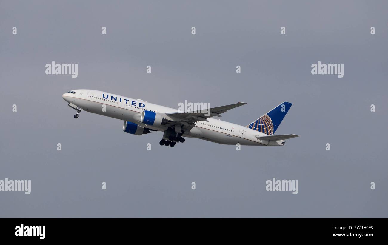 N215UA United Airlines Boeing 777-222 AM Aéroport International de Los Angeles LAX / KLAX Los Angeles, Kalifornien, USA, Vereinigte Staaten von Amerika, 17.02.2024 *** N215UA United Airlines Boeing 777 222 at Los Angeles International Airport LAX KLAX Los Angeles, California, USA, Etats-Unis d'Amérique, 17 02 2024 Banque D'Images