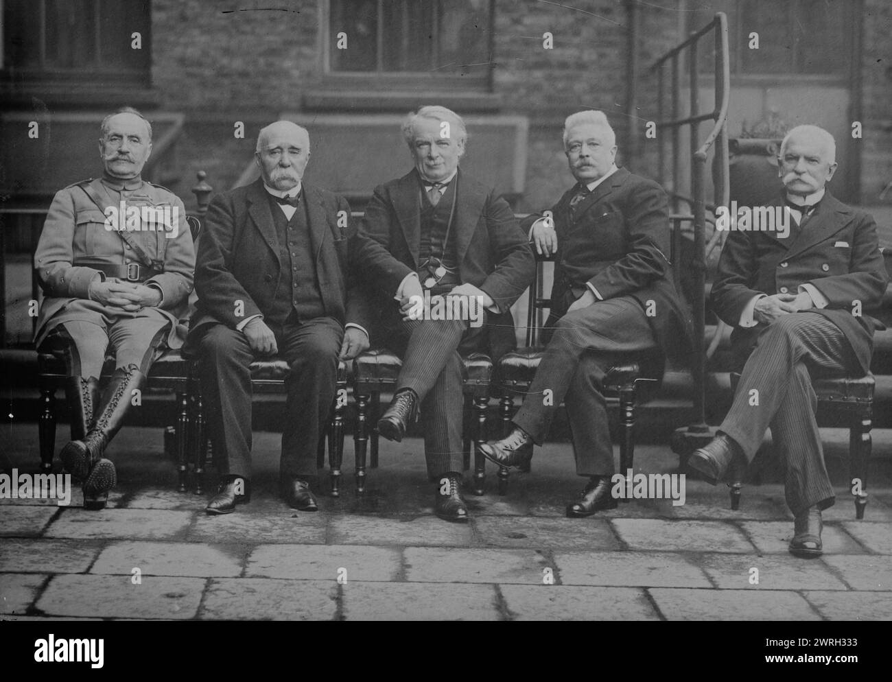 Foch, Clemenceau, Lloyd George, Orlando, Sonnino, entre c1915 et c1920. Le général français Ferdinand Foch (1851-1929), le premier ministre français Georges Benjamin Clemenceau (1841-1929), le premier ministre britannique David Lloyd George (1863-1945), le premier ministre italien Vittorio Emanuele Orlando (1860-1952) et le ministre italien des Affaires étrangères Baron Sidney Costantino Sonnino (1847-1922). Banque D'Images