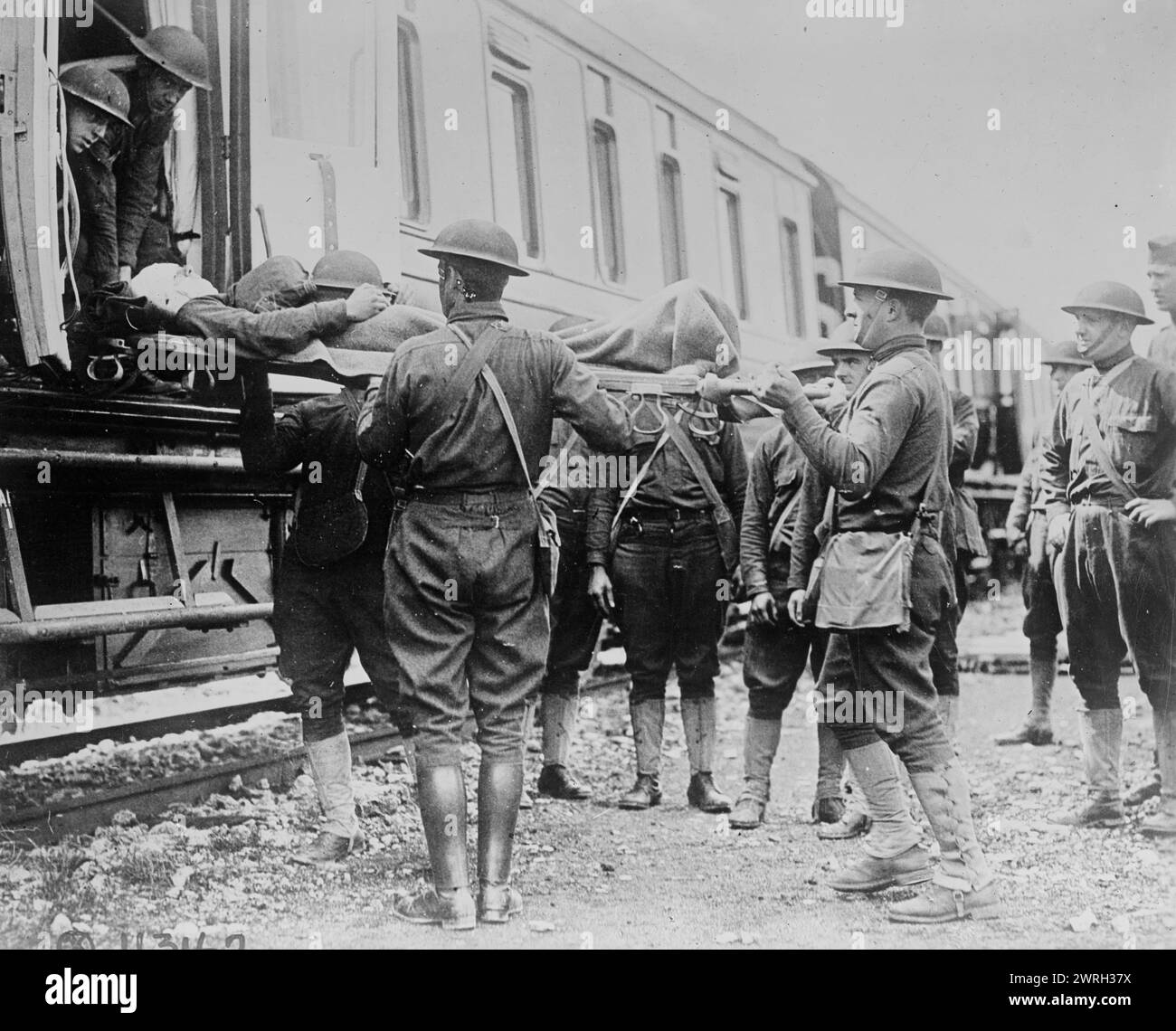 Soldats américains &amp ; blessés, 27 avril 1918. Soldats américains transportant des troupes blessées dans un train hospitalier à Horreville, France, 27 avril 1918. Banque D'Images