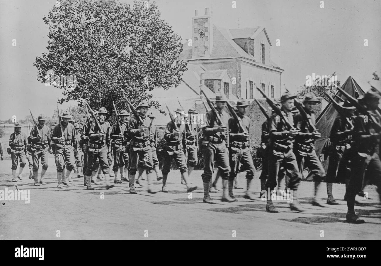 Marines américaines en France, 6 juin 1918 (date de création ou de publication ultérieure). Soldats américains marchant devant une maison sur leur chemin vers leur camp en France pendant la première Guerre mondiale Banque D'Images