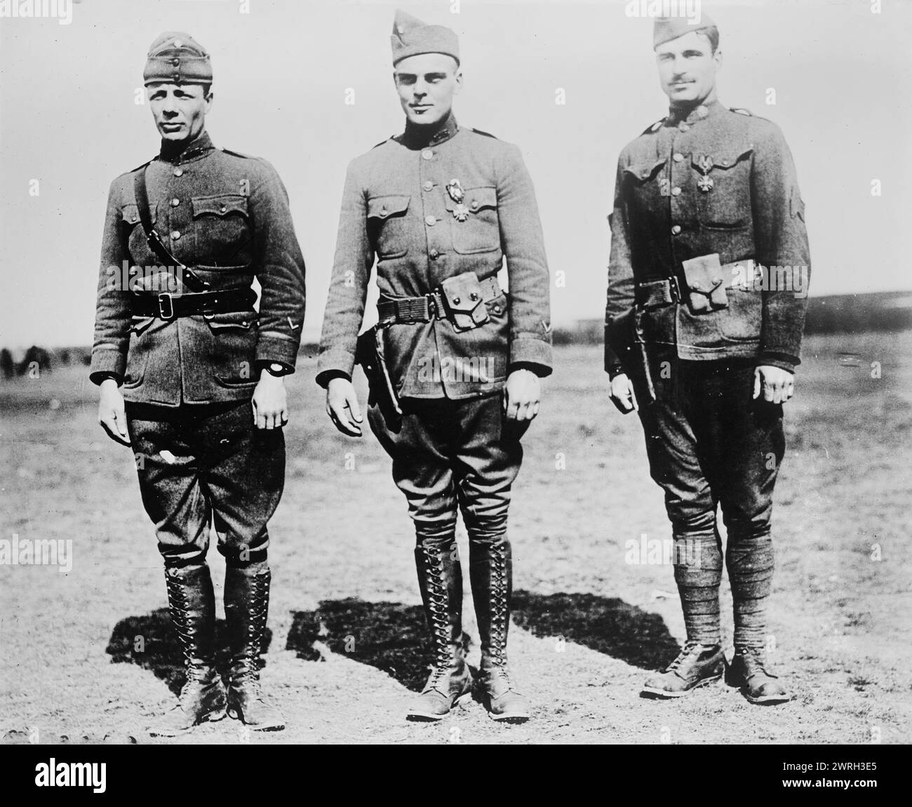 Major T. [Theodore] Roosevelt, Jr., Lieut. C.R. Holmes, Sgt. J. A. Murphy, 5 avril 1918. Le lieutenant Christian R. Holmes et le sergent James A. Murphy de la première division de la vingt-sixième infanterie reçoivent la Croix de Guerre par le major Theodore Roosevelt Jr. pendant la première Guerre mondiale à bois l'Eveque, France, le 5 avril 1918. Banque D'Images