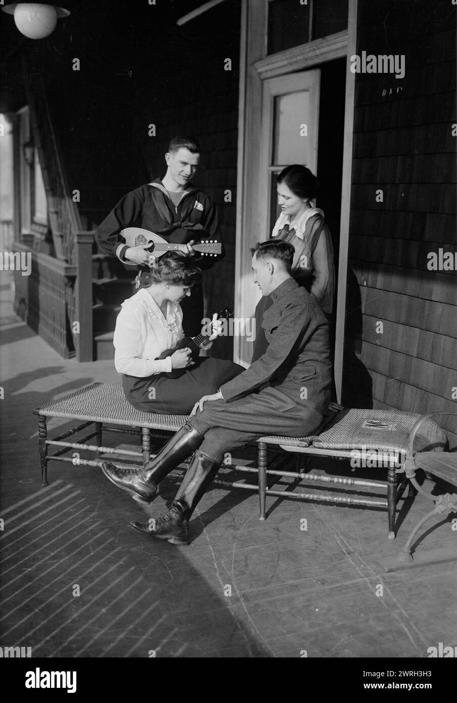 Barnard Canteen, 1918 ou 1919. Soldats et femmes jouant des instruments à la Gould Boathouse de l'Université Columbia, 115th et Riverside Drive, New York. Barnard College a mis en place une cantine dans le hangar à bateaux pour les hommes qui voyageaient à travers New York sur leur chemin de retour de la première Guerre mondiale La cantine a ouvert le 6 mars 1918 et fermé le 24 mars 1919. Banque D'Images