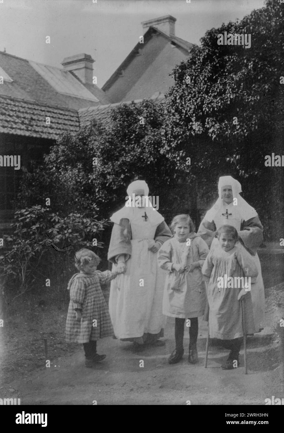 Caring for Children, Quimper, 27 juin 1918 (date de création ou de publication ultérieure). Nonnes et enfants à Quimper, France pendant la première Guerre mondiale Banque D'Images