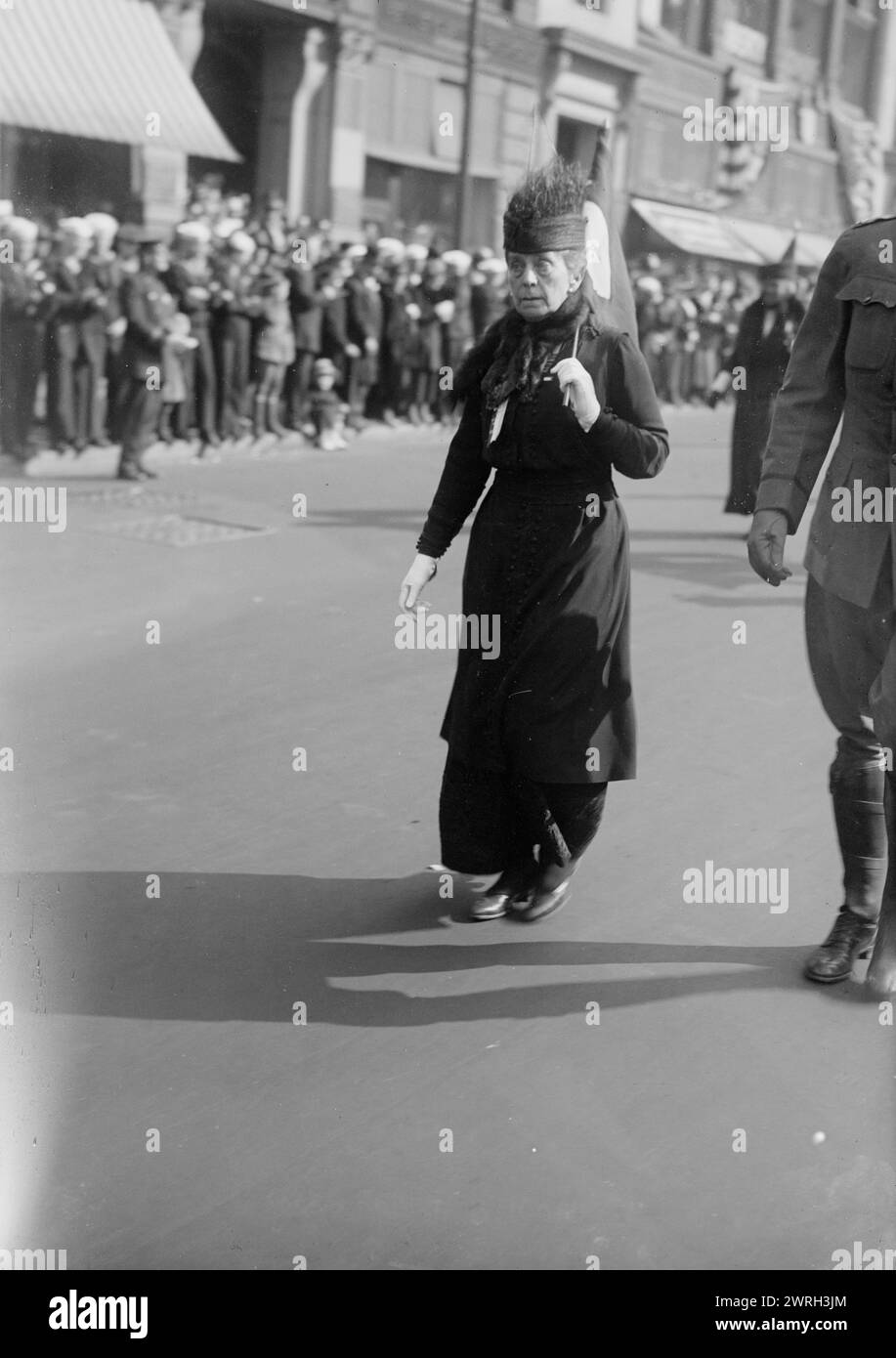 MRS Robt. Bacon, 18 avril 1927 (date de création ou de publication ultérieure). MRS Robert Bacon dirigeant les boosters de la quatrième Division de la liberté au défilé Service Flag sur la 5e Avenue, New York, pendant la première Guerre mondiale Banque D'Images