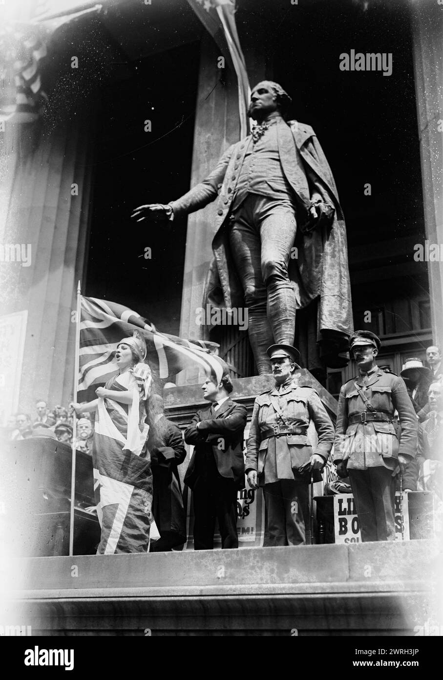 Cecil Arden, mai 1918. Cecil Arden (1894-1989), mezzo-soprano et chanteur d'opéra contralto américain, apparaissant lors d'un rassemblement Liberty Bond de la première Guerre mondiale devant Federal Hall, Wall Street, New York. Arden chante God Save the King. Derrière Arden se trouve le rabbin Stephen S. Wise. Banque D'Images